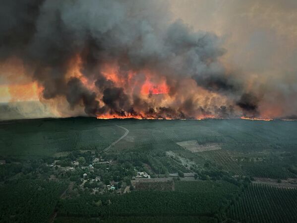 サンマーニュ付近で発生した森林火災（フランス・ジロンド県、9日） - Sputnik 日本
