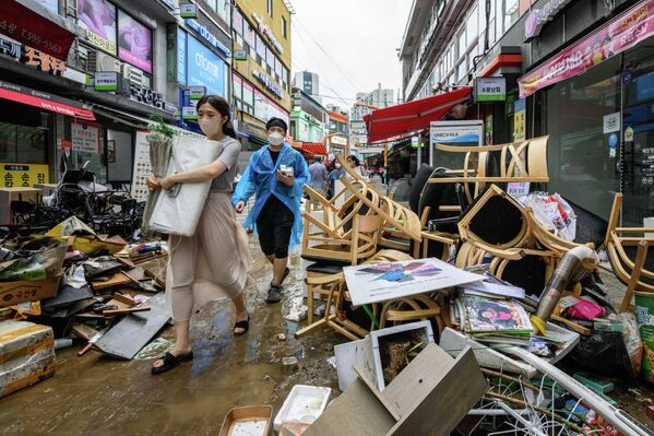 豪雨の影響で瓦礫が散乱する市場を歩く人々（韓国・ソウル、9日） - Sputnik 日本