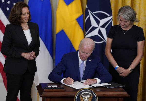 ホワイトハウスでフィンランドとスウェーデンの北大西洋条約機構（NATO）加盟のための議定書に署名するジョー・バイデン米大統領、カマラ・ハリス米副大統領（左）カリン・オロフスドッター駐米スウェーデン大使（右）（米ワシントン、9日） - Sputnik 日本