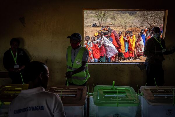 大統領選挙の投票のため列に並ぶマサイ族（ケニア・カジアド郡、9日） - Sputnik 日本