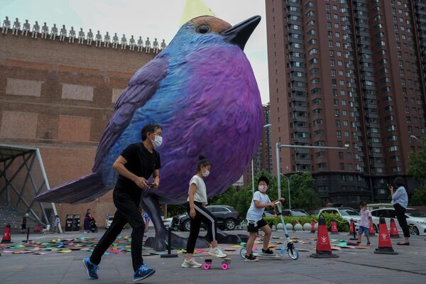 巨大な鳥のアートギャラリーのそばを歩く人々（中国・北京、8日） - Sputnik 日本