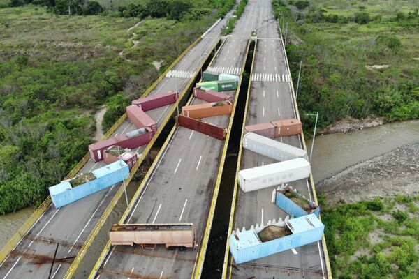 コロンビアとベネズエラを結ぶティエンディタス橋を塞ぐコンテナ（コロンビア・ククタ、8日） - Sputnik 日本