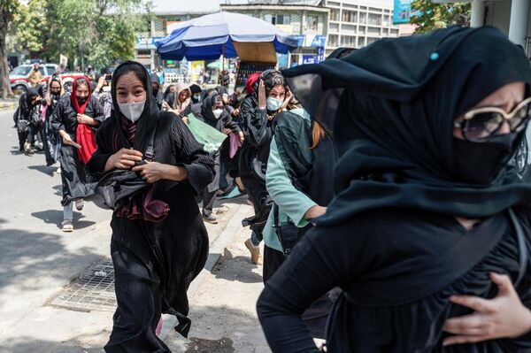 首都カブールの女性抗議デモに威嚇発砲するタリバン戦闘員 - Sputnik 日本