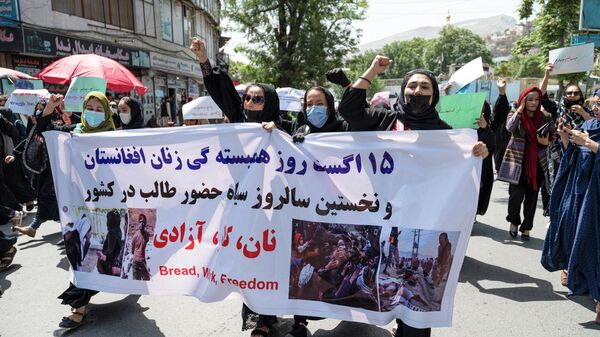 プラカードを掲げ「パン、仕事、自由」と叫ぶアフガニスタンの女性ら、首都カブールの女性の権利を守るデモ行進で - Sputnik 日本