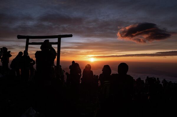 富士山の山頂から日の出を拝む人々（15日） - Sputnik 日本