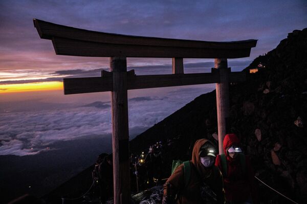 山頂目指して富士山を登る人々（15日） - Sputnik 日本
