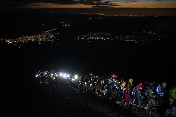 山頂目指して富士山を登る人々の列（15日） - Sputnik 日本