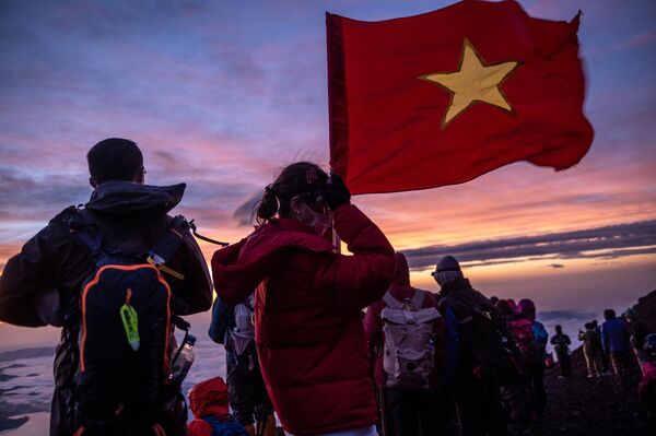 ベトナム国旗を持って富士山の山頂から日の出を拝む観光客（15日） - Sputnik 日本