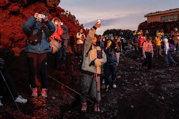 富士山の山頂で日の出を撮影する人々（15日） - Sputnik 日本