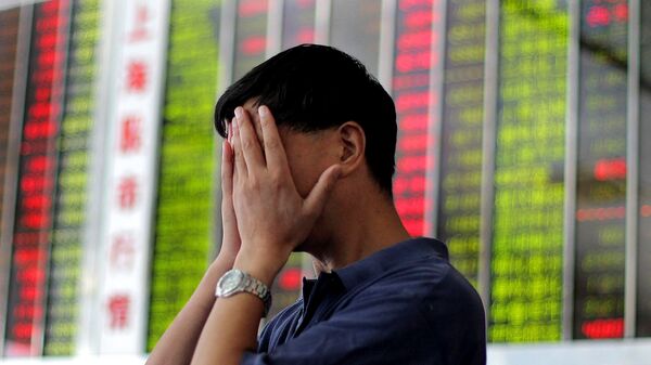 上海株価の一覧表を前に顔を抑える男性 - Sputnik 日本
