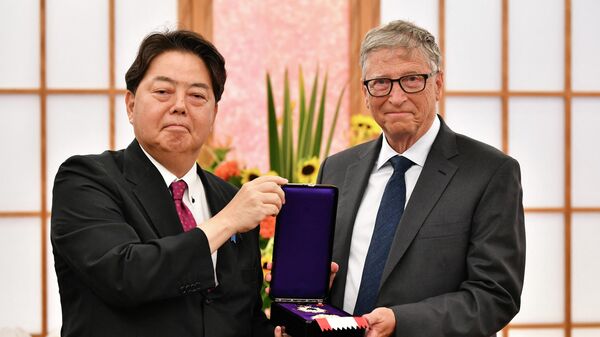 ビル・ゲイツ氏に旭日大綬章を授与する日本の林外相 - Sputnik 日本