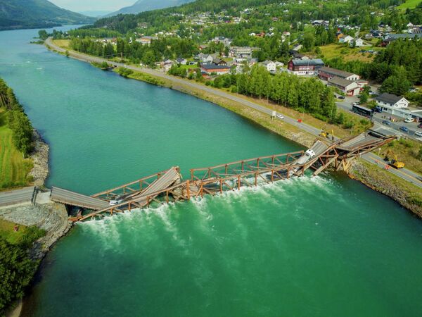 車両が走行中に崩壊した木造の橋（ノルウェー・、15日） - Sputnik 日本