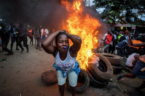 大統領選挙で敗北したことを受け、道路を封鎖して抗議デモを行うライラ・オディンガ氏の支持者（ケニア・ナイロビ、15日） - Sputnik 日本