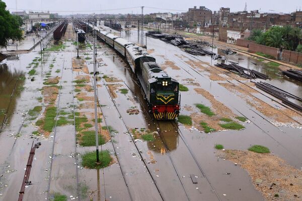 モンスーンの大雨により冠水した線路内を進む列車（インド・ハイデラバード） - Sputnik 日本