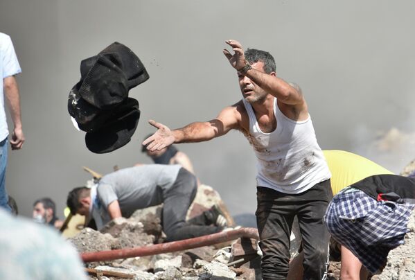 ショッピングセンターで起きた爆発事故の現場からがれきを撤去する地元住民ら（アルメニア・エレバン、14日） - Sputnik 日本