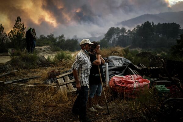 森林火災を眺める地元住民ら（ポルトガル・コビリャン、16日） - Sputnik 日本