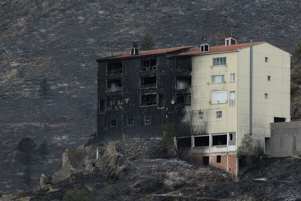 森林火災で一部が焼けこげた建物（スペイン・ベヒス、17日）（水） - Sputnik 日本