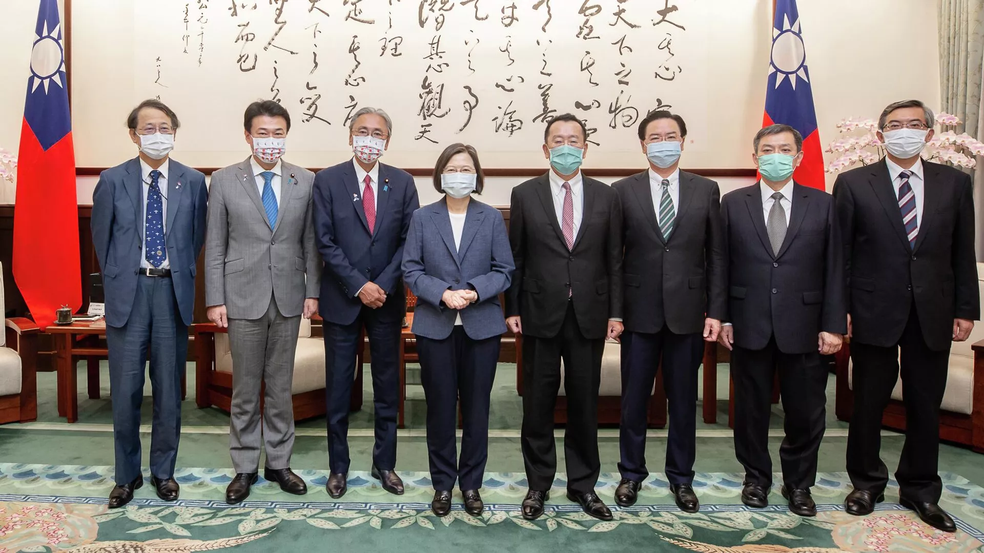 日本の超党派議員連盟「日華議員懇談会」の古屋圭司会長（元拉致問題担当相）らは23日、蔡英文総統と会談