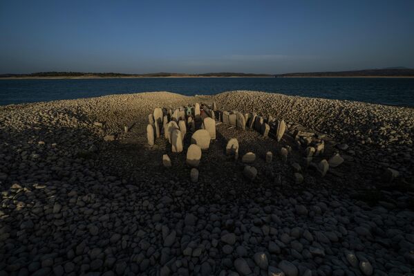 バルデカナス貯水池の底から露出した円形の巨石群「グアダルペラルのドルメン」（スペイン・カセレス県、8月） - Sputnik 日本