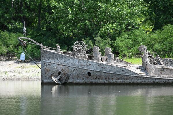 ポー川の川底から出現した第2次世界大戦時に沈没した船（イタリア・グアルティエリ、6月） - Sputnik 日本