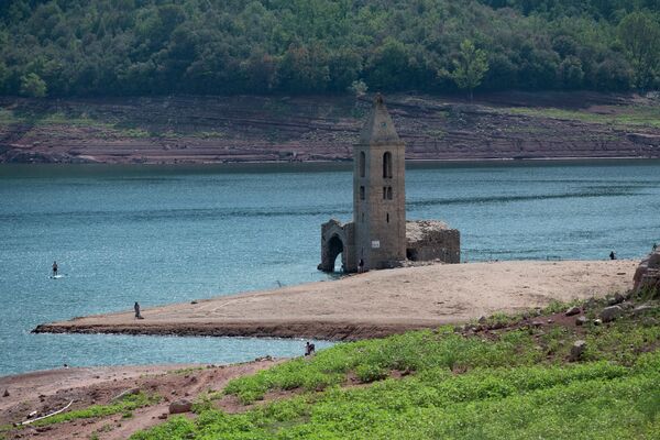 水位が低下したサウ貯水池から全貌を現したサンロマ教会（スペイン・カタルーニャ州、8月） - Sputnik 日本