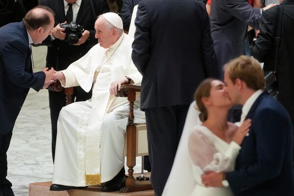 ローマ教皇フランシスコの一般謁見でキスをする新郎新婦（バチカン市国、24日） - Sputnik 日本