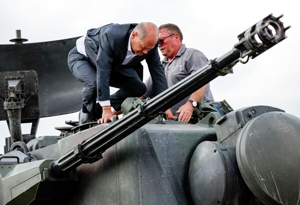 ウクライナ兵士を対象とした自走式対空砲「ゲパルト」訓練の視察に訪れたオラフ・ショルツ首相（ドイツ・オルデンブルク、25日） - Sputnik 日本