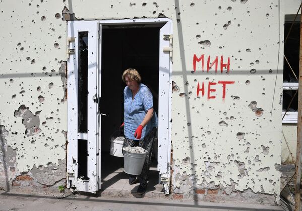 砲弾を受けた建物の片づけをする住民（ドネツク人民共和国・シロキノ、20日） - Sputnik 日本