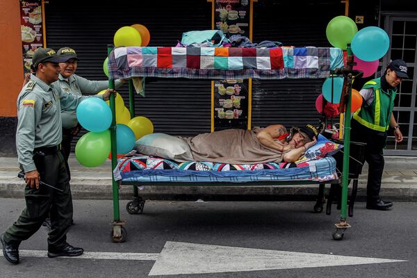 「世界怠惰の日」を祝う人を移動させる警察官ら（コロンビア・イタグイ、21日） - Sputnik 日本