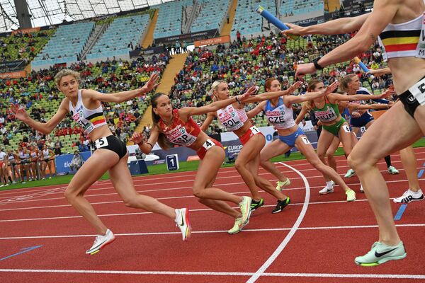 欧州陸上競技選手権大会の女子4×400mリレーで、バトンを受け渡す選手ら（ドイツ・ミュンヘン、19日） - Sputnik 日本