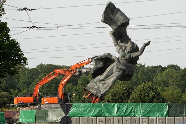 取り壊されるソ連軍兵士の記念碑「母なる祖国像」（ラトビア・リガ、24日） - Sputnik 日本