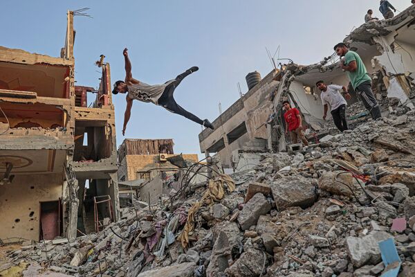 イスラエル軍の空爆で破壊された建物でパルクールをする青年（パレスチナ自治区・ガザ地区、20日） - Sputnik 日本
