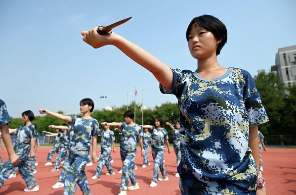 新学期を前に軍事教育・訓練に参加する高校生（中国・河北省邯鄲、21日） - Sputnik 日本