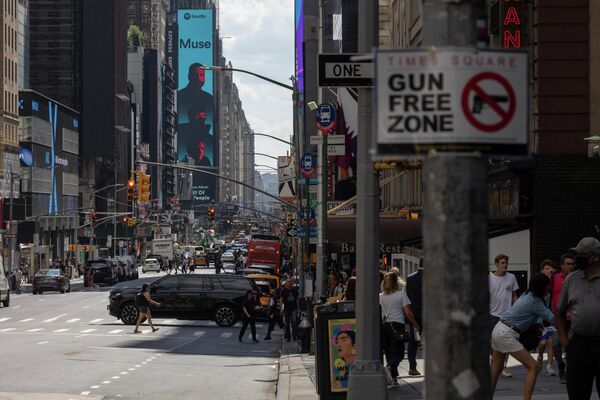 タイムズスクエア周辺に張られた銃持ち込み禁止区域の張り紙（米ニューヨーク、31日） - Sputnik 日本