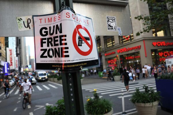 タイムズスクエア周辺に張られた銃持ち込み禁止区域の張り紙（米ニューヨーク、31日） - Sputnik 日本