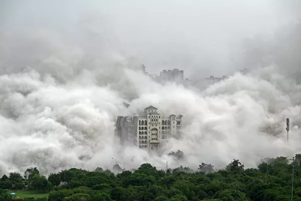 違法建築とみなされ、爆破解体された高層ビル(インド・ノイダ、28日) 違法建築とみなされ、爆破解体された高層ビル(インド・ノイダ、28日) - Sputnik 日本