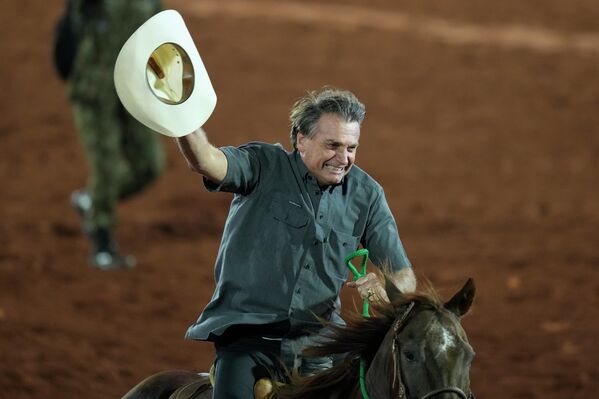 ロデオフェスティバルで乗馬するジャイル・ボルソナロ大統領（ブラジル・サンパウロ州バレトス、31日） - Sputnik 日本