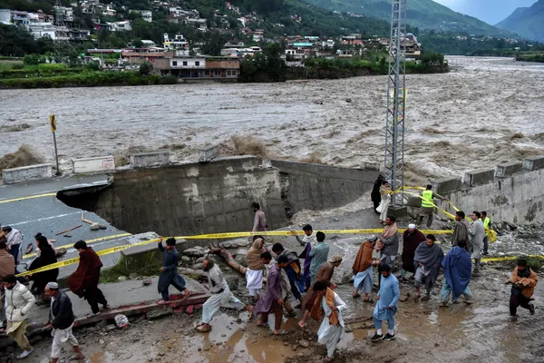 モンスーンによる豪雨の後、洪水の被害を受けた道路の前に集まる人々(パキスタン・マディアン、27日) モンスーンによる豪雨の後、洪水の被害を受けた道路の前に集まる人々(パキスタン・マディアン、27日) - Sputnik 日本