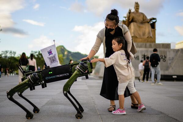 光化門広場で行われたイベントでゴースト・ロボティクス社製のロボット犬と触れ合う母娘（韓国・ソウル、31日） - Sputnik 日本