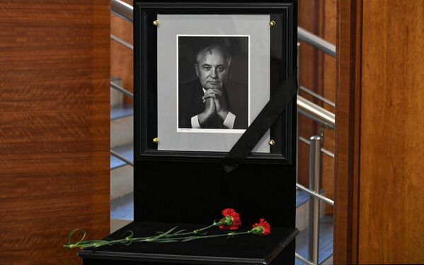 ゴルバチョフ財団の事務所に飾られた、ミハイル・ゴルバチョフ元ソ連大統領を偲ぶ花（ロシア・モスクワ、31日） - Sputnik 日本