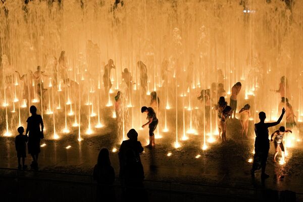 旧市街の噴水で涼む市民（イスラエル・エルサレム、29日） - Sputnik 日本