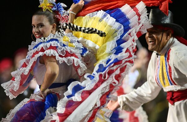 赤の広場で行われた国際軍事音楽祭「スパスカヤの塔」の開会式に参加したベネズエラ軍楽隊のダンスグループ（ロシア・モスクワ、27日） - Sputnik 日本