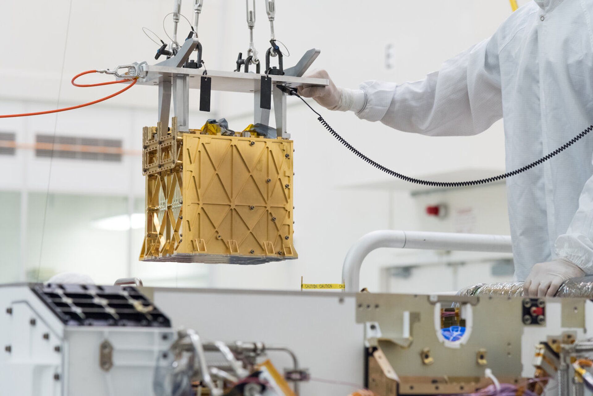 Специалисты Лаборатории реактивного движения НАСА опускают прибор MOXIE в брюхо марсохода Perseverance - Sputnik 日本, 1920, 03.09.2022