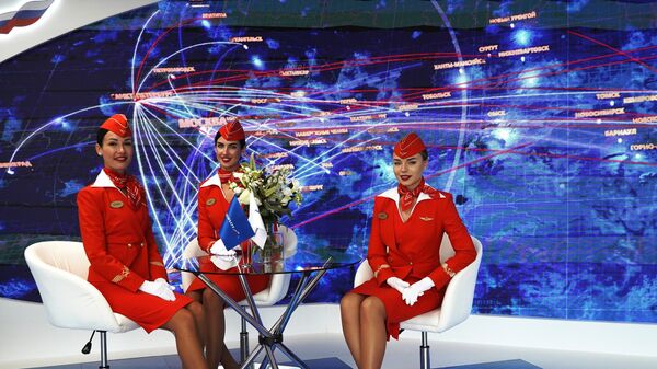 アエロフロート・ロシア航空のブースで、客室乗務員の制服姿で出迎える女性たち（ロシア・ウラジオストク、5日） - Sputnik 日本
