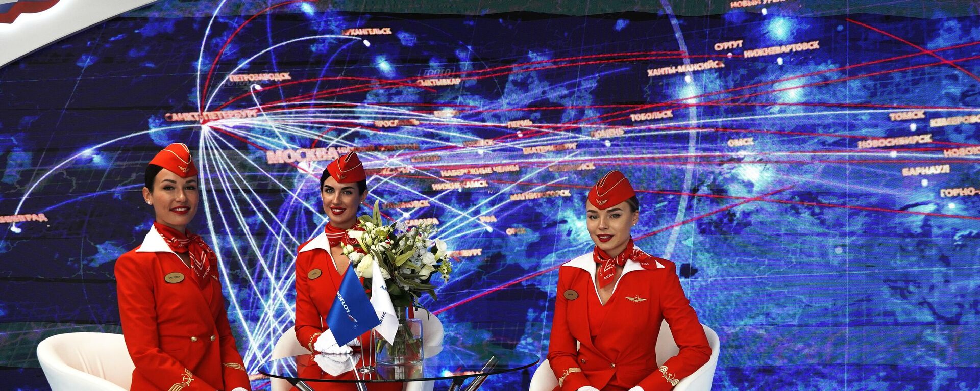 アエロフロート・ロシア航空のブースで、客室乗務員の制服姿で出迎える女性たち（ロシア・ウラジオストク、5日） - Sputnik 日本, 1920, 05.09.2022