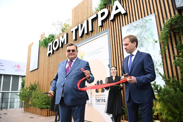 第2回国際トラ保護フォーラム主催「トラの家」のパビリオンのオープニングセレモニーに出席したチュイチェンコ法相（左）とコズロフ天然資源・環境大臣（右）（ロシア・ウラジオストク、5日） - Sputnik 日本