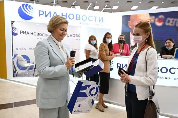 メディアグループ「ロシヤ・セゴドニャ」のブースを訪れた連邦消費者権利保護・福祉監督庁のアンナ・ポポワ長官（ロシア・ウラジオストク、5日） - Sputnik 日本
