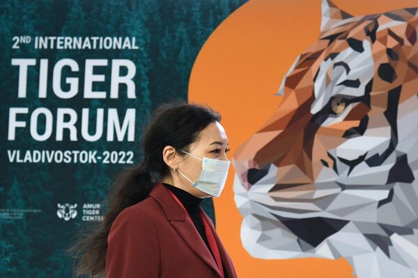 フォーラムの全体会議に出席する女性（ロシア・ウラジオストク、5日） - Sputnik 日本