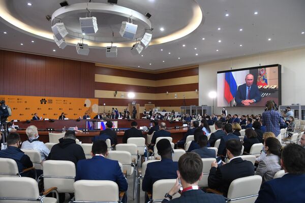 フォーラムの全体会議にビデオメッセージを寄せるプーチン大統領（ロシア・ウラジオストク、5日） - Sputnik 日本