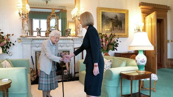 エリザベス女王がリズ・トラス氏を英国首相に任命 - Sputnik 日本